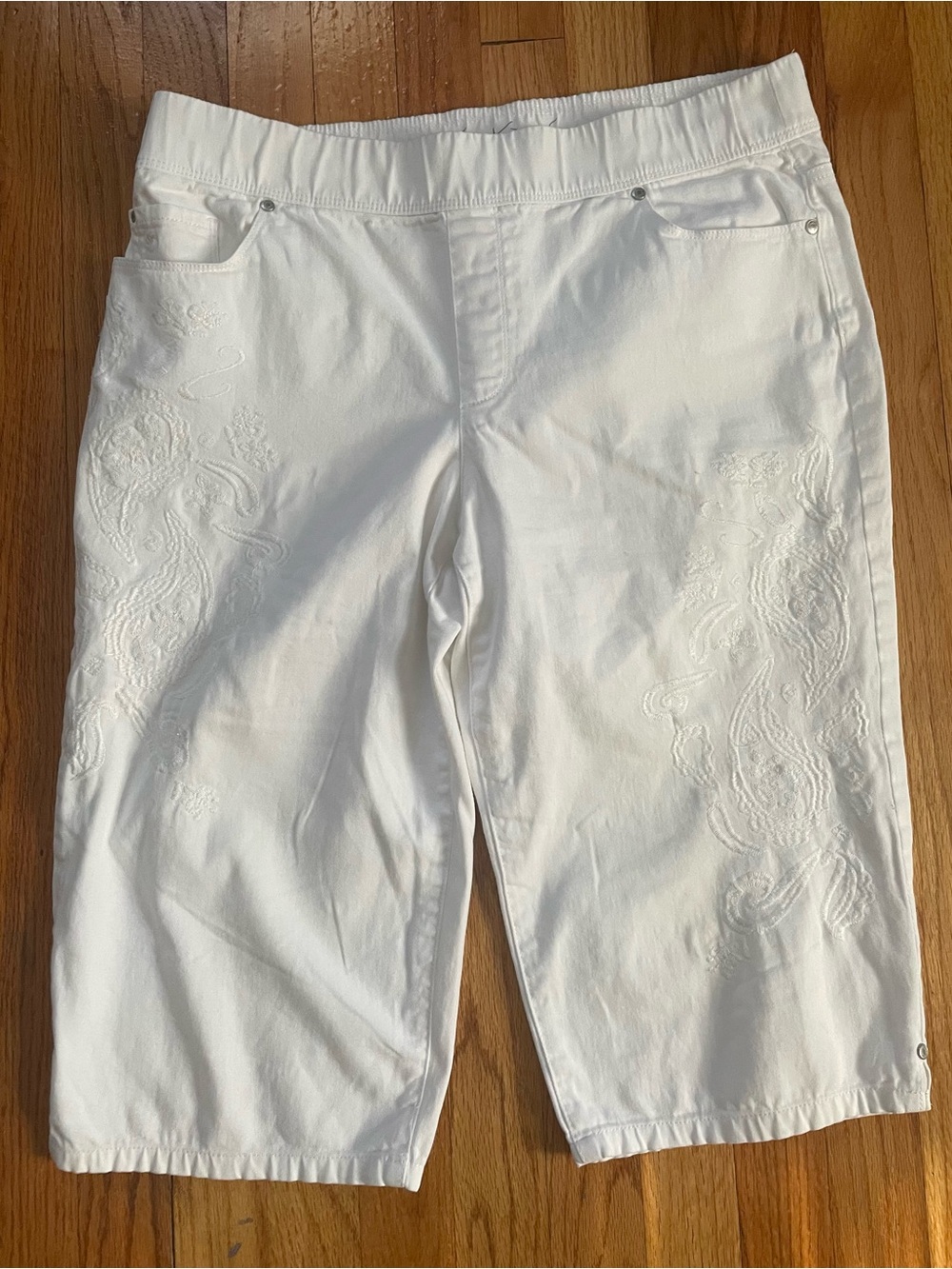 Gloria Vanderbilt Slimming Effect Embroidered Bermuda Shorts Capri Women’s Sz 10